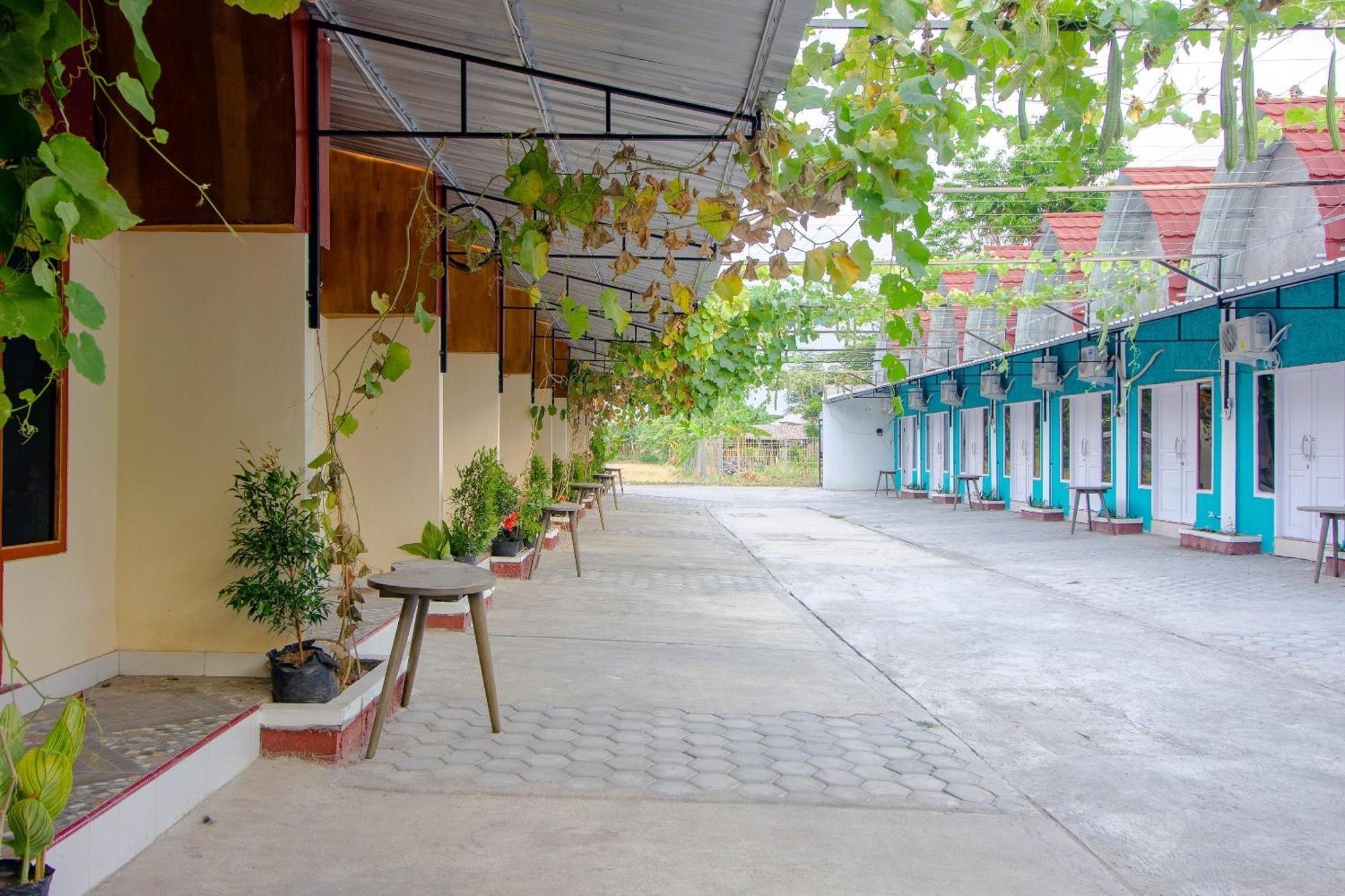 Oyo Life 1643 Grand Monica Otel Maguwo Dış mekan fotoğraf